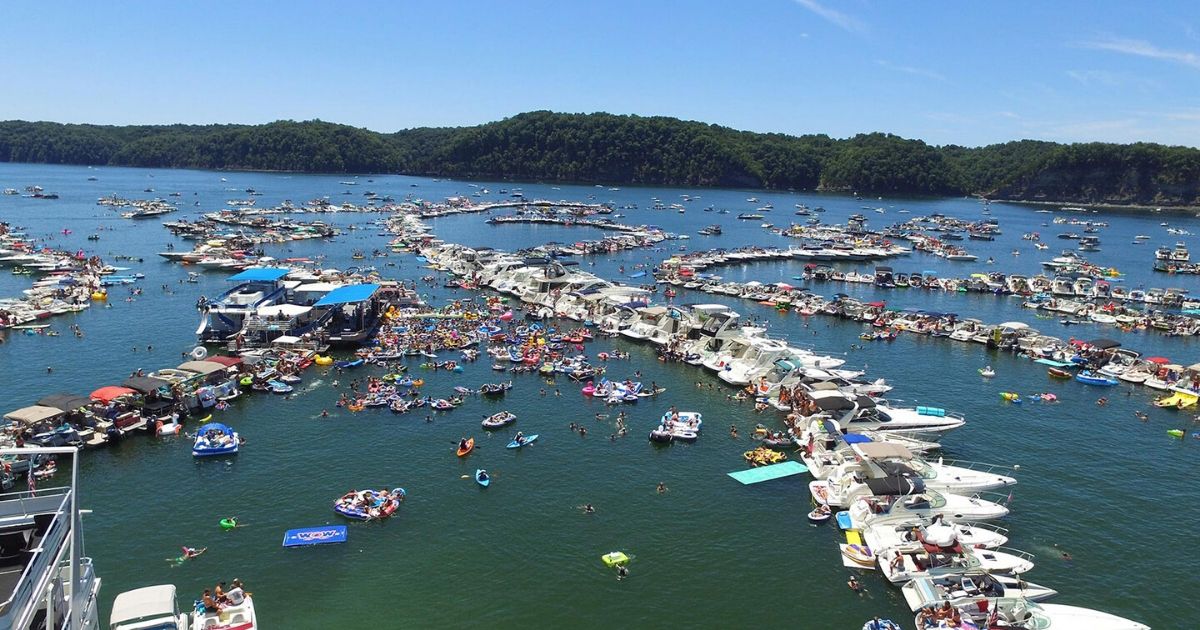 Lake Cumberland is a top tourist destination for recreational boating in Am...